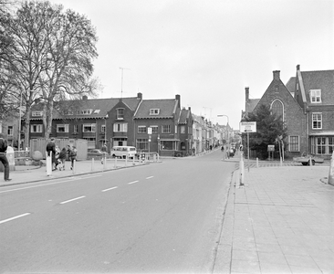 882250 Gezicht in de Lange Smeestraat te Utrecht, vanaf de Bartholomeïbrug.